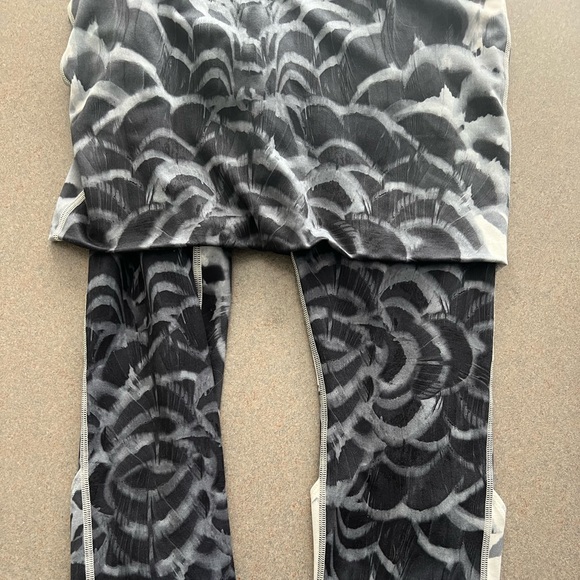 Lululemon wonder under pants size 10 fits like normal size 4 or 6 like new - Picture 5 of 7